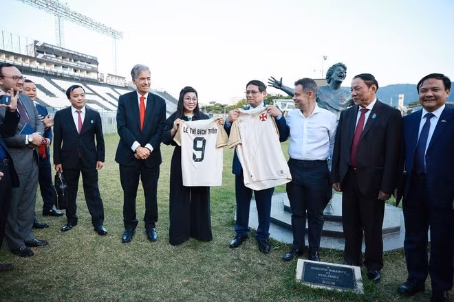 PM Pham Minh Chinh (4th from right) and his spouse (5th from right) are presented with jerseys of the Vasco da Gama Football Club. (Photo: VNA)