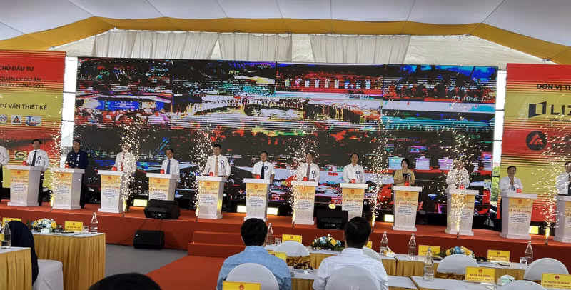 At the groundbreaking ceremony for the key transport route along the Red River