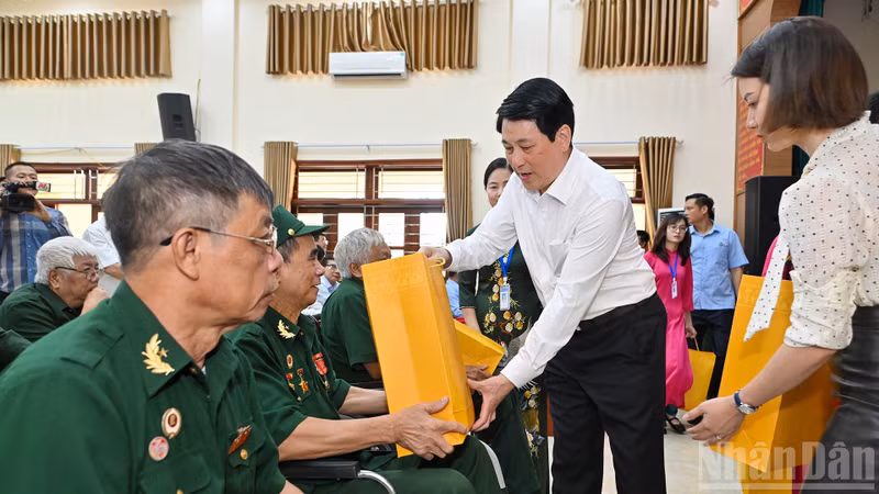 President Luong Cuong presents gifts to wounded soldiers at Duy Tien War Invalids Nursing Centre.