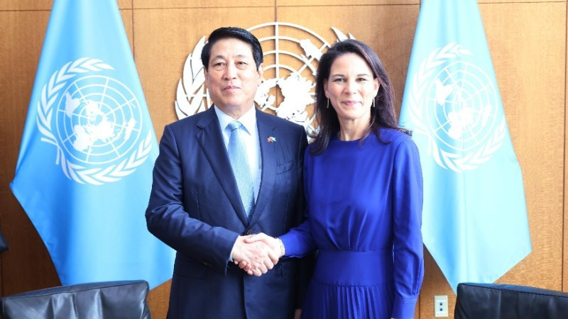 President of the 80th Session of the United Nations General Assembly Annalena Baerbock (R) and Vietnamese President Luong Cuong at the meeting in New York on September 24 (Photo: VNA)
