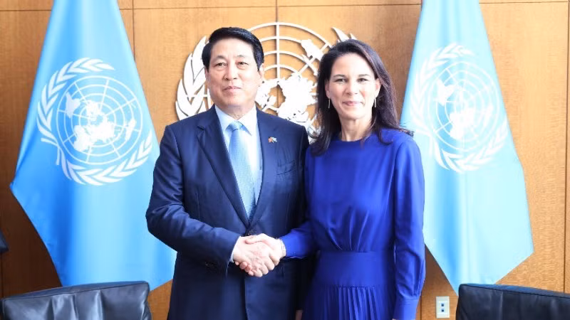 President of the 80th Session of the United Nations General Assembly Annalena Baerbock (R) and Vietnamese President Luong Cuong at the meeting in New York on September 24 (Photo: VNA)