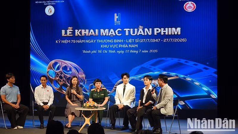 The cast and crew of Mua do (Red rain) interact with the audience at the opening ceremony.