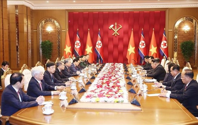 General Secretary of the Communist Party of Viet Nam (CPV) Central Committee To Lam (fifth, left) holds talks with General Secretary of the Workers' Party of Korea and President of the State Affairs of the DPRK Kim Jong Un (fourth, right) (Photo: VNA)