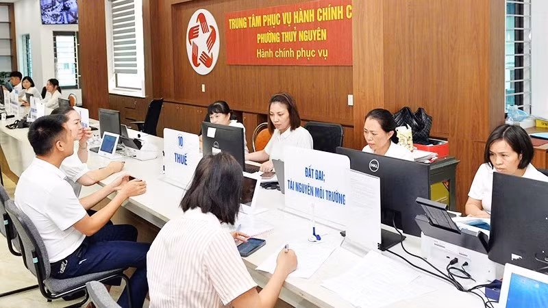Residents carry out tax procedures at the Thuy Nguyen Ward Public Administrative Service Centre, Hai Phong City. (Photo: Hong Minh)
