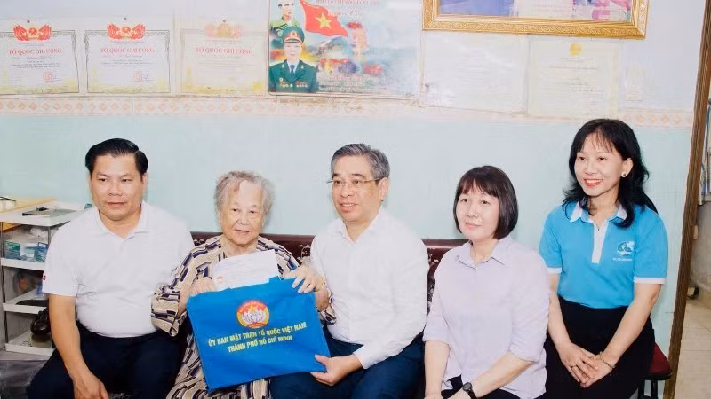 A delegation of Ho Chi Minh City leaders visits a Vietnamese Heroic Mother on the occasion of the 79th anniversary of Wounded and Fallen Soldiers' Day.