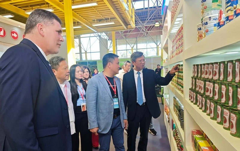 Ambassador Le Quang Long introduces to guests Viet Nam's exhibition area at the 41st Havana International Fair. (Photo: Embassy of Viet Nam in Cuba)
