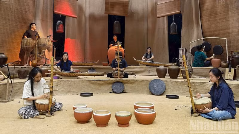 Young artists from Dan Do during rehearsals for GOm Show. (Photo: Ngoc Xiem)