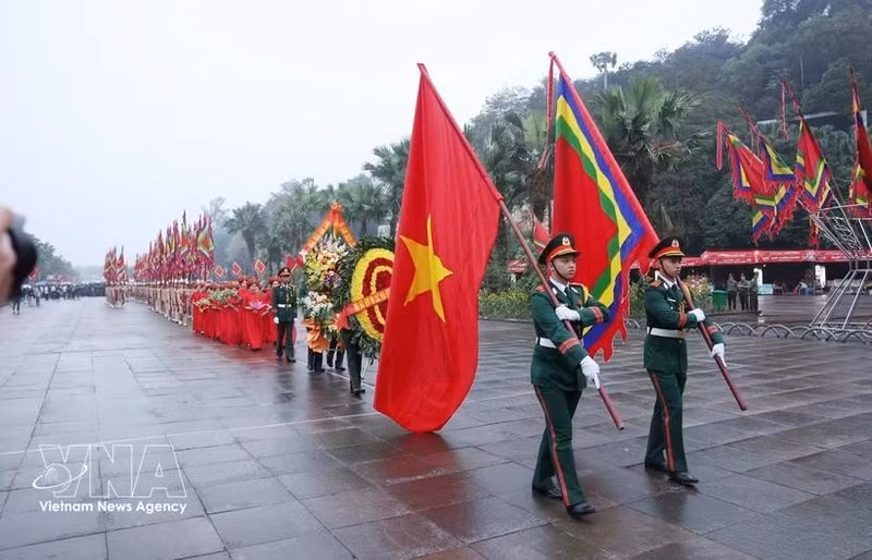An incense-offering delegation sets off for Nghia Linh Mountain on the Hung Kings Commemoration Day in 2025. (Photo: VNA)