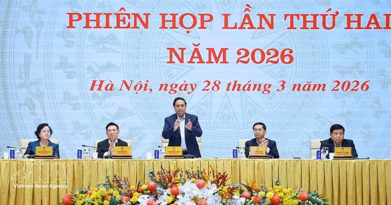 Prime Minister Pham Minh Chinh (centre) speaks at the meeting (Photo: VNA)