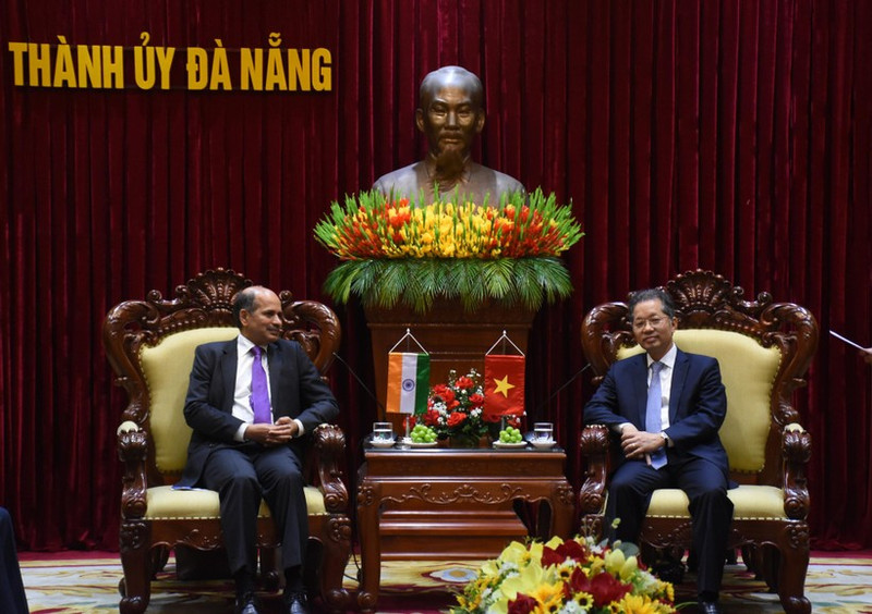 Nguyen Van Quang, Secretary of Da Nang Municipal Party Committee, hosts a reception for Sandeep Arya, Ambassador of India to Viet Nam. (Photo: ANH DAO)