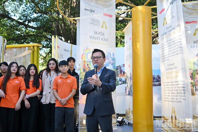 Editor-in-Chief of Nhan Dan Newspaper Le Quoc Minh speaks at the exhibition