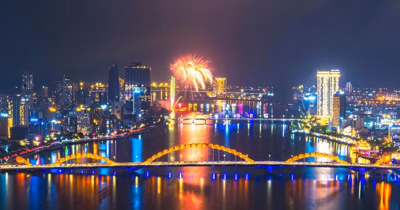 Spectacular fireworks display by Viet Nam’s Z121 team lights up Da Nang skies