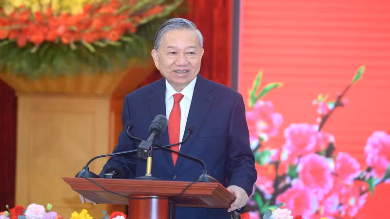 General Secretary To Lam speaks at the gathering, offering Tet wishes to officials, civil servants and employees of the Party Central Committee’s Office. (Photo: DANG KHOA)