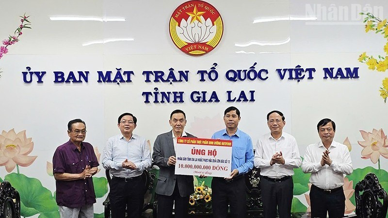 A representative of Nutifood donates 10 billion VND to support people affected by storm No. 13 in Gia Lai.
