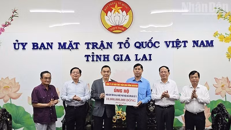 A representative of Nutifood donates 10 billion VND to support people affected by storm No. 13 in Gia Lai.