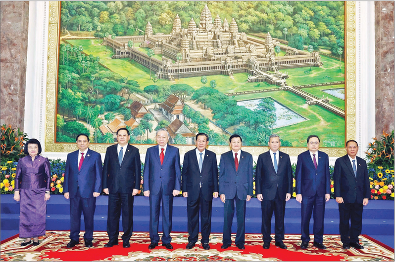 Party General Secretary To Lam, President of the Cambodian People’s Party Samdech Techo Hun Sen, General Secretary and President of Laos Thongloun Sisoulith, together with senior leaders of the three Parties, at the meeting. (Photo: VNA)