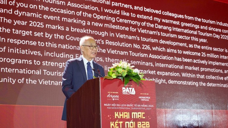 Vu The Binh, Chairman of the Viet Nam Tourism Association speaks at the ceremony.