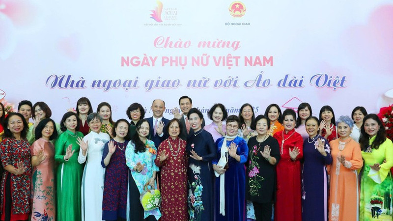 Representatives from the Ministry of Foreign Affairs and the Viet Nam Ao Dai Cultural Association attend the programme.