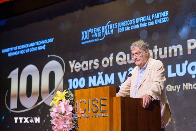 Nobel Laureate in Physics Professor Serge Haroche addresses the international conference “100 Years of Quantum Physics,” in Gia Lai province. (Photo: VNA broadcasts)