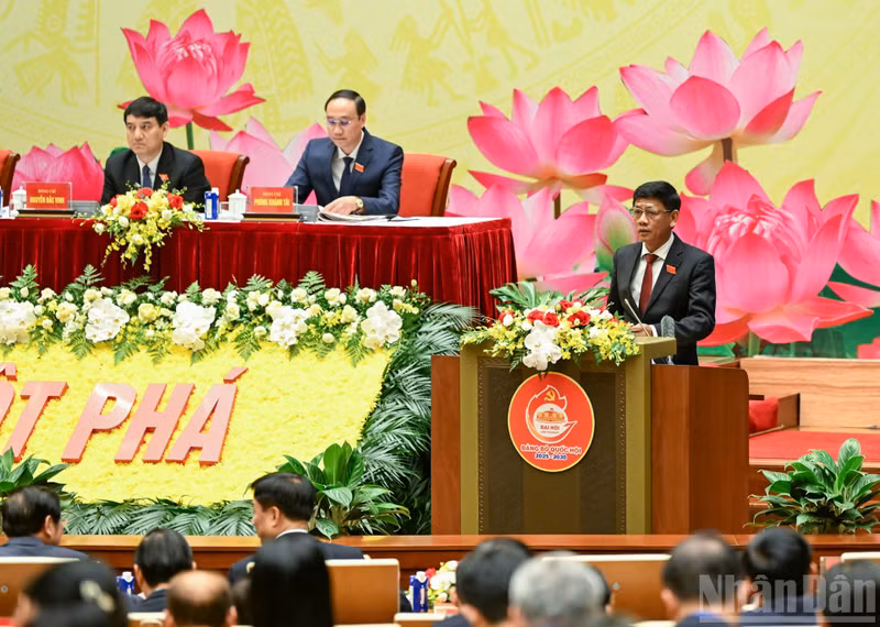 Chairman of the Ethnic Council Lam Van Man presents his remarks at the Congress.