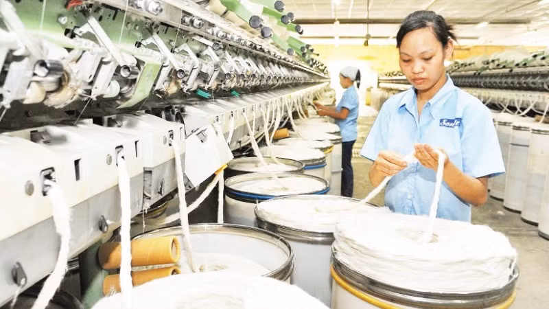 Workers at Son Nam Textile and Garment Joint Stock Company (Ninh Binh). (Photo: Khanh An)