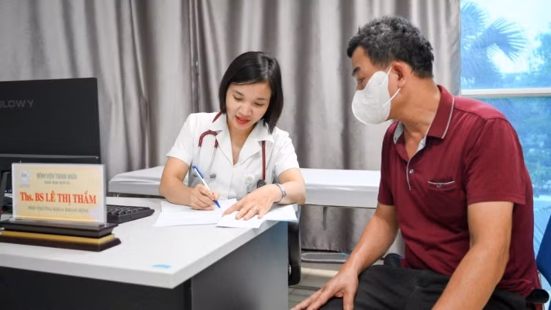 A doctor examines a patient at the Outpatient Department of Thanh Nhan Hospital, Ha Noi. (Photo: The Dai)