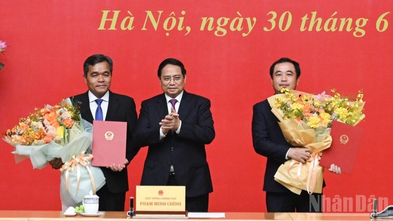 PM Pham Minh Chinh presents his decisions appointing two provincial Party secretaries to deputy-ministerial level positions, at a conference on June 30. (Photo: NDO)