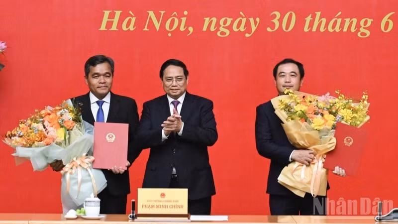 PM Pham Minh Chinh presents his decisions appointing two provincial Party secretaries to deputy-ministerial level positions, at a conference on June 30. (Photo: NDO)