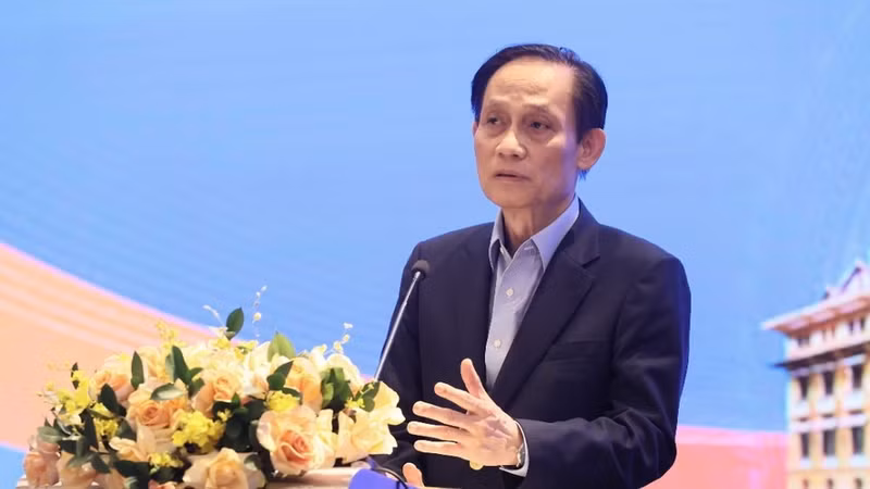 Politburo member and Minister of Foreign Affairs Le Hoai Trung speaks at the networking session with business community on August 6. (Photo: VNA)
