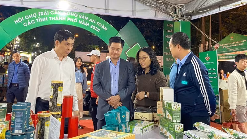 Delegates view products on display at the fair.