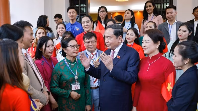 NA Chairman Tran Thanh Man meets with representatives of the Vietnamese community in Malaysia on September 16. (Photo:VNA)