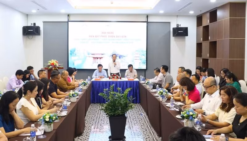 At the tourism linkage conference under the theme "One Journey – Three Heritage Destinations" held in Quang Ninh Province on April 16 (Photo: quangninh.gov.vn)