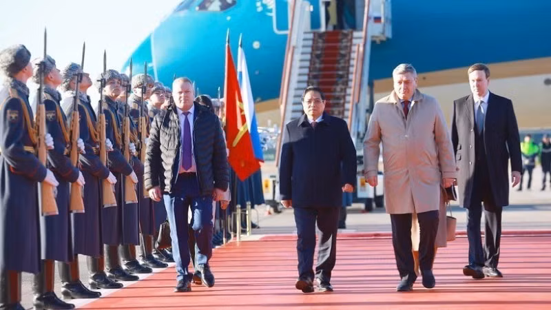 The official welcoming ceremony for Prime Minister Pham Minh Chinh's visit to the Russian Federation is held at Vnukovo 2 International Airport (Photo: Duong Giang/VNA)