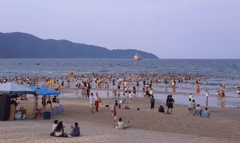 Da Nang beach attracts a large number of visitors (Photo: VNA)