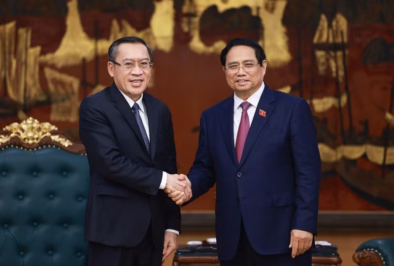 Prime Minister Pham Minh Chinh (right) receives Lao Minister of Labour and Social Welfare Phosay Sayasone in Ha Noi on November 11. (Photo: VNA)