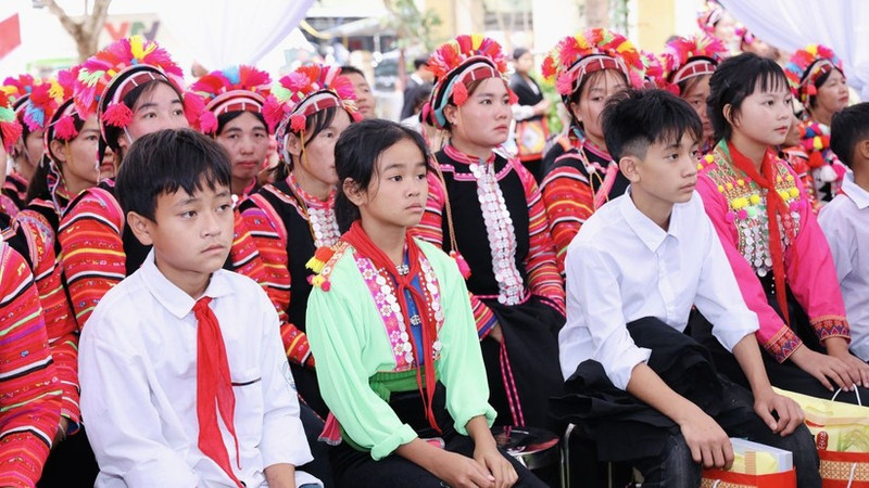 Students and local residents attend the groundbreaking ceremony at Hua Bum Inter-level Boarding School, Lai Chau Province (Photo: Ministry of Education and Training).