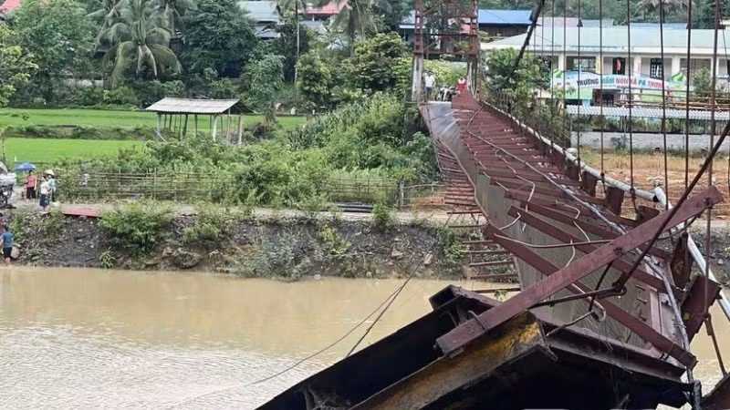 Current state of the collapsed suspension bridge leading to Pung Bon Village (Dien Bien). (Photo: nhandan.vn)