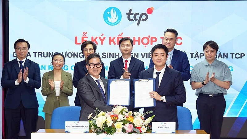 Representatives from the VNUS and TCP Group sign the agreement