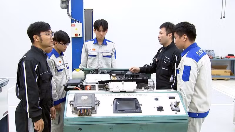 Students are practising technology in an enterprise-linked programme at Ha Noi College of Electromechanics.