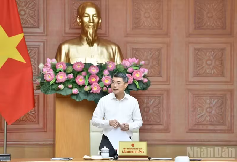 Prime Minister Le Minh Hung speaks at the working session with the State Bank of Viet Nam on April 29. (Photo: NDO)