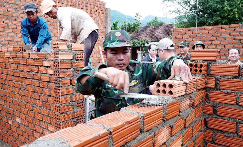 Soldiers of the Quang Ngai provincial Military Command build houses for residents in Tay Tra commune. (Photo: VNA)