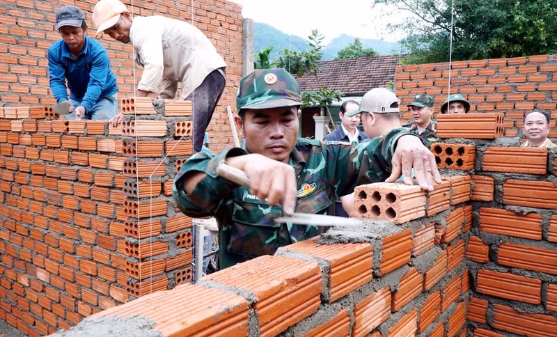 Soldiers of the Quang Ngai provincial Military Command build houses for residents in Tay Tra commune. (Photo: VNA)