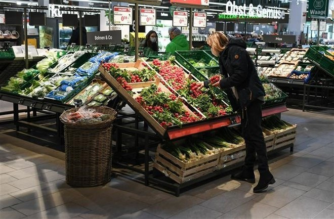 People shop at a supermarket in Frankfurt, Germany. (Photo: Xinhua/VNA)