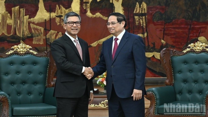 Prime Minister Pham Minh Chinh (right) receives Indonesian Ambassador to Viet Nam Denny Abdi at the end of his tenure (Photo: NDO)