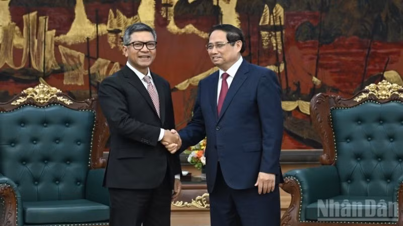 Prime Minister Pham Minh Chinh (right) receives Indonesian Ambassador to Viet Nam Denny Abdi at the end of his tenure (Photo: NDO)