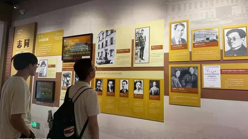 Visitors at the exhibition (Photo: VNA)