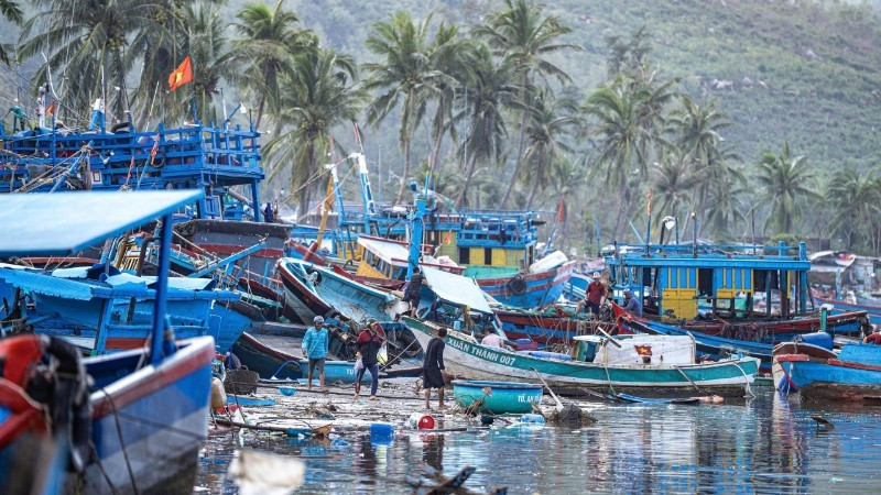 Hundreds of boats are damaged and washed ashore by waves in the Vung Chao area, Song Cau, Dak Lak Province after Storm No. 13. (Photo: Lam Phan)