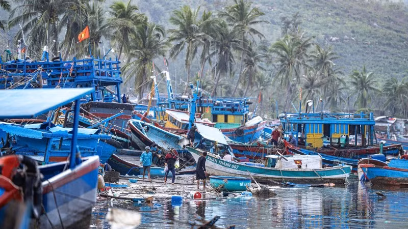 Hundreds of boats are damaged and washed ashore by waves in the Vung Chao area, Song Cau, Dak Lak Province after Storm No. 13. (Photo: Lam Phan)