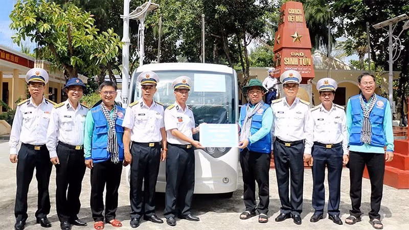 Leaders of the Ho Chi Minh City Party Committee and the Viet Nam Fatherland Front Committee present gifts to officers and soldiers stationed on Sinh Ton Island. (Photo: Vu Hoang)