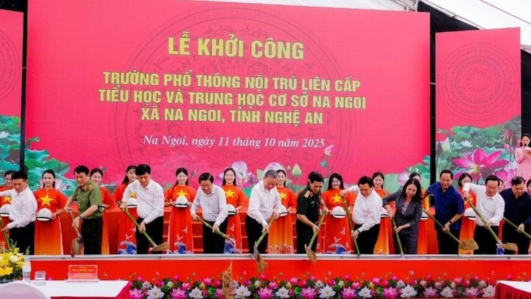 General Secretary To Lam, together with leaders of the Party, the State, central ministries and agencies, and Nghe An Province, attend the groundbreaking ceremony.